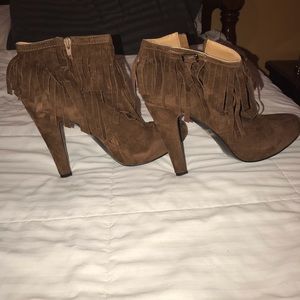 FRINGE HEELS